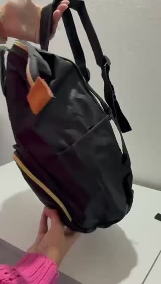 Bolso Mochila Maternal Impermeable con Opción de Banco de Carga – Negro - Miniatura del video