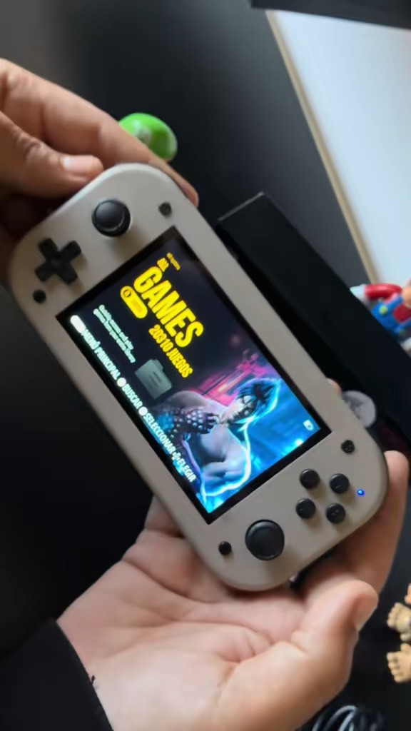 Consola Retro Portátil M17 con Más de 20.000 Juegos – Emuladores PS1, PSP, Nintendo, Sega y Arcade - Miniatura del video