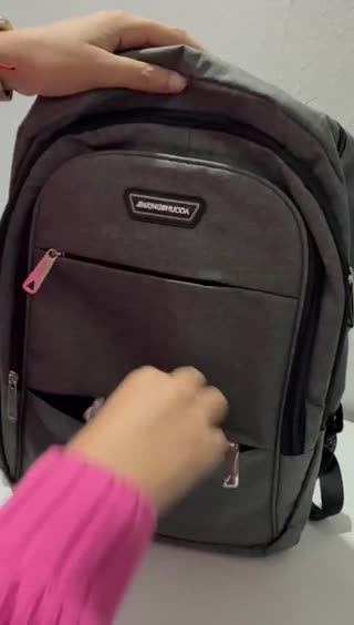 Mochila Inteligente Impermeable con Power Bank Incluido y Puerto USB – Gris - Miniatura del video