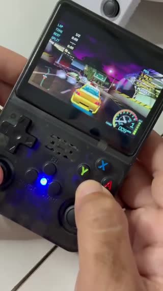 Consola portatil R36S PRO + MicroSD Extra con +650 juegos destacados. - Miniatura del video