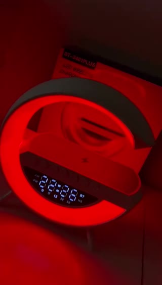 Parlante Bluetooth G con Lámpara LED RGB, Reloj y Cargador Inalámbrico - Miniatura del video